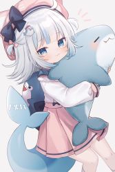 Rule 34 | 1girl, :3, absurdres, ahoge, backpack, bag, bloop (gawr gura), blue eyes, blue hair, blush, bow, character backpack, character hair ornament, commentary, hugging doll, fang, fins, fish tail, gawr gura, grey background, hair bow, hair ornament, highres, hololive, hololive english, long sleeves, looking at viewer, medium hair, multicolored hair, hugging object, pleated skirt, shark tail, shouu-kun, silver hair, simple background, skin fang, skirt, solo, stitches, streaked hair, stuffed animal, stuffed shark, stuffed toy, symbol-only commentary, tail, two-tone hair, two side up, virtual youtuber