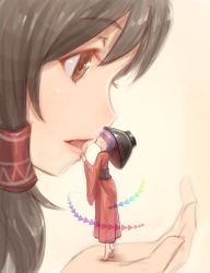 Rule 34 | 2girls, barefoot, black hair, bowl, brown eyes, closed eyes, finger to another&#039;s mouth, hair between eyes, hair tubes, hakurei reimu, highres, holding, in palm, japanese clothes, kimono, kiss, lips, mini person, minigirl, multiple girls, open mouth, purple hair, simple background, size difference, sukuna shinmyoumaru, tiptoes, touhou, yuri, zhengyifan7