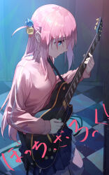 1girl black_skirt blue_eyes bocchi_the_rock! checkered_floor cube_hair_ornament electric_guitar gotoh_hitori guitar hair_ornament highres holding holding_instrument indoors instrument jacket long_hair long_sleeves pink_hair pink_jacket skirt solo tesin_(7aehyun) translation_request