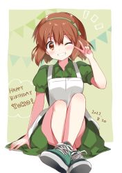 Rule 34 | 1girl, abstract background, apron, bare legs, bow, breasts, brown eyes, brown hair, character name, collared shirt, commentary request, crossed ankles, dated, dress, english text, green background, green dress, green footwear, green hairband, green shirt, green skirt, green theme, grin, hair between eyes, hairband, hand up, happy birthday, hara yui, highres, inokuma youko, kin-iro mosaic, light blush, looking at viewer, medium breasts, messy hair, no legwear, notice lines, official art, one eye closed, open hand, orange eyes, outside border, puffy short sleeves, puffy sleeves, shiny clothes, shiny skin, shirt, shoelaces, shoes, short hair, short sleeves, sidelocks, sitting, skirt, smile, sneakers, solo, streamers, thick eyebrows, v, white background
