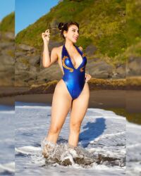 Rule 34 | 1girl, ass, barefoot, beach, blue one-piece swimsuit, breasts, capcom, chilean (nationality), chun-li, chun-li (cosplay), cleavage cutout, clothing cutout, cosplay, curvy, day, double bun, earrings, full body, hair bun, highleg, highleg swimsuit, highres, jewelry, large breasts, lips, missyle fg, one-piece swimsuit, photo (medium), real life, smile, solo, standing, street fighter, sunglasses, swimsuit, water, wide hips