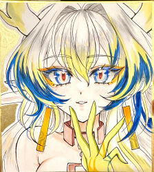 1990s_(style) 1girl absurdres arknights bare_shoulders blonde_hair blue_eyes blue_hair colored_extremities commentary_request dragon_girl dragon_horns earrings eyeliner hair_between_eyes hair_intakes hand_to_own_mouth highres horns jewelry light_blush long_hair looking_at_viewer makeup multicolored_hair necklace orange_eyeliner partial_commentary photo_(medium) retro_artstyle setsuna_rio shikishi shu_(arknights) smile solo traditional_media upper_body white_hair