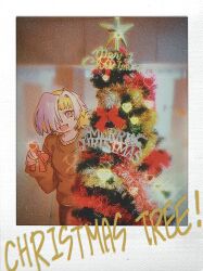 Rule 34 | 1girl, bow, brown sweater, christmas, christmas tree, fangs, highres, kromer (project moon), limbus company, merry christmas, open mouth, polaroid, project moon, red bow, short hair, smile, solo, star (symbol), sweater, unknown sakaki, white hair