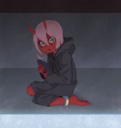 Rule 34 | 1girl, aged down, alkemanubis, black robe, chestnut mouth, colored skin, darling in the franxx, demon girl, demon horns, green eyes, grey background, hair between eyes, highres, hooded robe, horns, long hair, looking at viewer, oni horns, open mouth, pink hair, red horns, red skin, robe, sitting, solo, zero two (darling in the franxx)