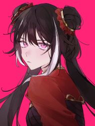 1girl annoyed aojiru_oisiiiii black_hair chinese_clothes double_bun gold_trim hair_between_eyes hair_bun highres jia_xichun_(project_moon) limbus_company long_hair looking_at_viewer looking_to_the_side multicolored_hair pink_background pink_eyes project_moon red_sleeves simple_background solo streaked_hair twintails upper_body