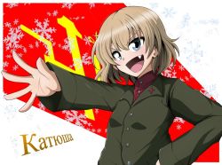 Rule 34 | 1girl, blonde hair, blue eyes, bob cut, character name, commentary request, cyrillic, emblem, fang, girls und panzer, green jacket, hand on own hip, insignia, jacket, katyusha (girls und panzer), kirisaki reina, long sleeves, looking at viewer, open mouth, outstretched arm, partial commentary, pravda (emblem), pravda school uniform, red shirt, russian text, school uniform, shirt, short hair, smirk, snowflake background, solo, turtleneck, upper body, v-shaped eyes