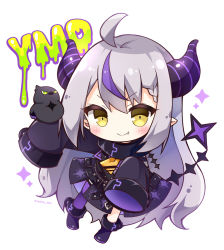 Rule 34 | &gt;:), 1girl, animal, bird, black dress, black footwear, blush, boots, braid, chibi, closed mouth, commentary request, crow, crow (la+ darknesss), demon horns, dress, fang, fang out, full body, grey hair, hair between eyes, highres, hololive, horns, la+ darknesss, long sleeves, multicolored hair, picpicgram, pointy ears, purple hair, purple thighhighs, simple background, single thighhigh, sleeves past fingers, sleeves past wrists, smile, solo, sparkle, streaked hair, thighhighs, thighhighs under boots, twitter username, v-shaped eyebrows, virtual youtuber, white background, yellow eyes