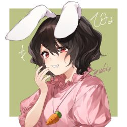 Rule 34 | +++, 1girl, \||/, animal ears, artist name, black hair, blush, border, carrot necklace, dress, enoki 3106, green background, grin, hair between eyes, hand up, highres, inaba tewi, jewelry, necklace, outside border, pink dress, puffy short sleeves, puffy sleeves, rabbit ears, red eyes, short hair, short sleeves, signature, smile, solo, touhou, upper body, white border