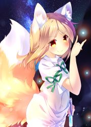 Rule 34 | 1girl, \m/, akiaki (mofumo-freak), animal ear fluff, animal ears, blonde hair, blush, bow, closed mouth, cork, covered navel, dress, flask, fluffy, green bow, hand up, highres, holding, holding test tube, kudamaki tsukasa, looking at viewer, medium hair, no nose, romper, smile, solo, tail, test tube, touhou, unconnected marketeers, white dress, yellow eyes