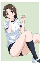 1girl black_buruma black_socks brown_eyes brown_hair buruma closed_mouth commentary full_body girls_und_panzer green_background gym_shirt gym_uniform head_tilt highres looking_at_viewer parted_bangs ponzu_rui sawa_azusa shirt shoes short_hair short_sleeves simple_background smile socks solo t-shirt uwabaki white_shirt