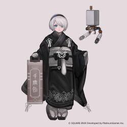 1girl 2b_(nier:automata) 2boys aged_down black_kimono blue_eyes child full_body gloves grey_hair hairband highres ishimaru_mai japanese_clothes kimono light_smile looking_at_viewer multiple_boys nier:automata nier_(series) official_art pod_(nier:automata) robot sandals short_hair solo tabi zouri