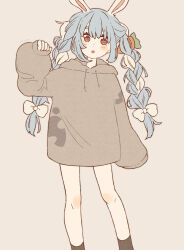 1girl animal_ears artist_name black_socks blue_hair bow braid bright_pupils carrot carrot_print feet_out_of_frame food_print grey_hoodie hair_bow hand_up highres hikimayu hololive hood hood_down hoodie long_hair long_sleeves multicolored_hair open_mouth print_hoodie rabbit-shaped_pupils rabbit_ears red_eyes simple_background single_sleeve_past_fingers sleeves_past_wrists socks solo streaked_hair symbol-shaped_pupils traum38 twin_braids usada_pekora virtual_youtuber white_bow white_hair white_pupils wide_sleeves