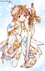 Rule 34 | 1boy, akari seisuke, armor, brown eyes, brown hair, cosplay, flower, glorybringer (granblue fantasy), gran (granblue fantasy), granblue fantasy, hair flower, hair ornament, highres, knights of glory, male focus, smile, solo, sword, the glory (cosplay), weapon, white armor