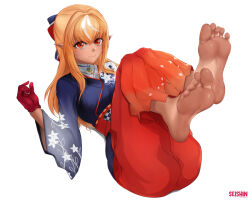 Rule 34 | 1girl, artist logo, artist name, barefoot, blonde hair, blue kimono, bow, breasts, closed mouth, commentary, dark-skinned female, dark skin, eyelashes, feet, feet up, floral print, foot focus, foreshortening, full body, gloves, hair between eyes, hair bow, hakama, hand up, hololive, japanese clothes, kimono, legs together, long hair, long sleeves, looking at viewer, medium breasts, multicolored hair, obi, pointy ears, print kimono, red eyes, red gloves, red hakama, romaji commentary, sash, seishinashi, shiranui flare, shiranui flare (new year), simple background, smile, soles, solo, streaked hair, toenails, toes, virtual youtuber, white background, white hair, wide sleeves