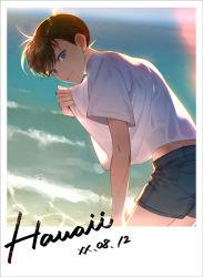 Rule 34 | 1boy, backlighting, blue eyes, blue shorts, brown hair, casual, closed mouth, commentary request, day, hand up, kanamura ren, kudou shin&#039;ichi, leaning forward, lens flare, looking at viewer, looking back, male focus, meitantei conan, midriff, ocean, outdoors, place name, postcard, shirt, short hair, short sleeves, shorts, smile, solo, water, white shirt