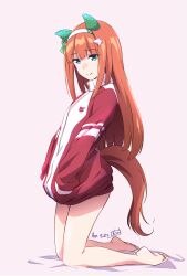 Rule 34 | 1girl, animal ears, artist name, barefoot, bed sheet, closed mouth, commentary, dated, ear covers, full body, green eyes, grey background, hairband, hands in pockets, highres, horse ears, horse girl, horse tail, jacket, kneeling, long hair, long sleeves, looking at viewer, nii manabu, on bed, orange hair, red jacket, red shorts, short shorts, shorts, signature, silence suzuka (umamusume), simple background, smile, solo, tail, tracen training uniform, track jacket, umamusume, white hairband, zipper