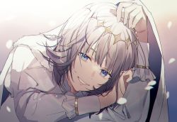 Rule 34 | 1boy, blue eyes, cape, crown, fate/grand order, fate (series), gradient background, male focus, oberon (fate), petals, silver hair, smile, syerii