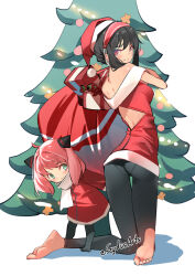 Rule 34 | 2girls, anya (spy x family), artist name, backless outfit, bag, barefoot, black hair, black pants, christmas, christmas tree, commentary, dress, english commentary, green eyes, hairpods, hat, holding, holding bag, kneeling, looking at viewer, mother and daughter, multiple girls, off-shoulder dress, off shoulder, pants, pink hair, red dress, red eyes, santa hat, scarf, simple background, smile, soles, spy x family, standing, sydus, toes, twitter username, white background, white scarf, yor briar