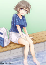 Rule 34 | 10s, 1girl, :d, alternate costume, anti (untea9), arm support, backpack, bag, barefoot, blue shirt, brown hair, casual, green background, hand on own thigh, hiei (kancolle), highres, kantai collection, no headwear, open mouth, polka dot, polka dot shirt, shirt, short hair, shorts, simple background, sitting, smile, soaking feet, solo, twitter username, unworn backpack, unworn bag, water
