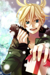 Rule 34 | 1boy, ahoge, box, gift, green eyes, happy, highres, jacket, kagamine len, male focus, open mouth, ponytail, short hair, smile, snow, vocaloid, winter, yamako (state of children)