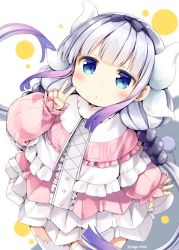 Rule 34 | 10s, 1girl, blue eyes, blunt bangs, blush, capelet, dragon girl, dragon horns, dragon tail, dress, frilled dress, frills, from above, half-closed eyes, horns, kanna kamui, kobayashi-san chi no maidragon, light purple hair, long sleeves, natsume eri, pink dress, puffy sleeves, silver hair, simple background, solo, tail, thighhighs, v, white background, white thighhighs