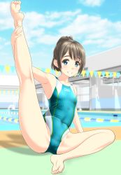 Rule 34 | 1girl, absurdres, aqua one-piece swimsuit, barefoot, black hair, blue sky, breasts, cloud, competition swimsuit, covered navel, day, green eyes, grin, highres, leg up, looking at viewer, one-piece swimsuit, original, outdoors, ponytail, pool, short hair, sky, small breasts, smile, soles, solo, split, spread legs, stretching, string of flags, swimsuit, takafumi