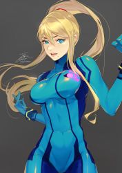 Rule 34 | 1girl, blonde hair, blue bodysuit, blue eyes, bodysuit, breasts, commentary request, fadingz, grey background, highres, large breasts, long hair, long sleeves, looking at viewer, metroid, mole, mole under mouth, nintendo, open mouth, ponytail, samus aran, signature, simple background, solo