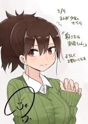 Rule 34 | 1girl, brown hair, closed mouth, collared shirt, commentary request, green sweater, grey background, hand up, highres, long sleeves, looking at viewer, original, ponytail, red eyes, rucchiifu, shirt, signature, simple background, smile, solo, sweater, translation request, upper body, wing collar