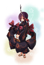 Rule 34 | 159cm, 1girl, bag, black kimono, bow, closed mouth, full body, holding, holding bag, horns, isome meme (159cm), japanese clothes, kimono, looking at viewer, obi, original, pink sash, purple hair, red bow, red eyes, sandals, sash, single horn, smile, solo, striped horns, tail, tail bow, tail ornament, yukata