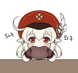 Rule 34 | 1girl, appletea, blonde hair, blush, cabbie hat, chibi, child, clover print, eating, feathers, genshin impact, gloves, hat, klee (genshin impact), korean text, long pointy ears, pointy ears, red eyes, simple background, single hair intake, solo, translation request, upper body, white background