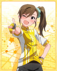 Rule 34 | 10s, 1girl, ;d, bike jersey, bike shorts, brown eyes, brown hair, female focus, fingerless gloves, futami mami, gloves, idolmaster, idolmaster (classic), idolmaster million live!, kawakami tetsuya, official art, one eye closed, open mouth, pointing, pointing at viewer, side ponytail, smile, solo, yellow background
