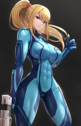 Rule 34 | 1girl, abs, absurdres, aqua eyes, blonde hair, blue bodysuit, bodysuit, breasts, closed mouth, commentary request, covered navel, energy gun, gonzarez, grey background, hand up, highres, holding, holding weapon, large breasts, lips, long hair, metroid, metroid: samus returns, mole, mole under mouth, nintendo, ponytail, samus aran, sidelocks, simple background, skin tight, smile, solo, thumbs up, weapon, zero suit
