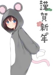 Rule 34 | 1girl, animal costume, animal ears, animal hood, blue eyes, blush, brown hair, chinese zodiac, closed mouth, commentary request, fake animal ears, hair between eyes, highres, hood, hood up, kanekan, long sleeves, mittens, mouse costume, mouse ears, mouse girl, mouse hood, mouse tail, new year, original, puffy long sleeves, puffy sleeves, short hair, simple background, smile, solo, tail, translation request, white background, white mittens, year of the rat
