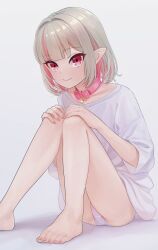 Rule 34 | 1girl, bare legs, barefoot, blunt bangs, collar, colored inner hair, commentary, fang, fang out, feet, foot out of frame, grey background, grey hair, hands on own knees, highres, legs, looking at viewer, makaino ririmu, multicolored hair, nijisanji, no pants, panties, pink collar, pink hair, pointy ears, red eyes, sabamen, shirt, short hair, simple background, sitting, smile, solo, t-shirt, toes, two-tone hair, underwear, virtual youtuber, white panties, white shirt