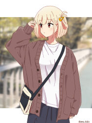 Rule 34 | 1girl, ama (ama ekaku), bag, blonde hair, blurry, blurry background, bob cut, brown cardigan, cardigan, closed mouth, commentary, commentary request, cowboy shot, english commentary, hair ornament, hairclip, hand up, highres, light blush, long sleeves, lycoris recoil, mixed-language commentary, nishikigi chisato, one side up, open cardigan, open clothes, red eyes, shirt, shoulder bag, sleeves past wrists, solo, twitter username, white shirt
