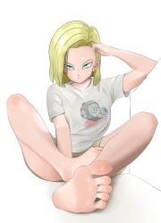 Rule 34 | 1girl, absurdres, android 18, bare legs, barefoot, blonde hair, blue eyes, character print, dragon ball, earrings, elbow rest, feet, female focus, foot focus, full body, highres, jewelry, looking at viewer, shirow (mha03133), shirt, short hair, short sleeves, shorts, smile, soles, solo, t-shirt, thighs, toes, toriyama akira (character), white shirt