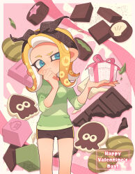 1girl absurdres bike_shorts black_bow black_hairband black_shorts blonde_hair blue_eyes blush bow bow_hairband box closed_mouth commentary_request gift gift_box green_shirt hair_bow hairband hand_on_own_chin hand_up happy_valentine highres holding holding_gift medium_hair nintendo octoling octoling_girl octoling_player_character parted_bangs shirt shorts solo splatoon_(series) surume01417 tentacle_hair valentine