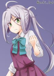 Rule 34 | &gt;:&lt;, 10s, 1girl, :&lt;, ahoge, anti (untea9), asashimo (kancolle), blush, clenched hand, closed mouth, green eyes, kantai collection, ponytail, purple background, silver hair, simple background, solo, twitter username, v-shaped eyebrows