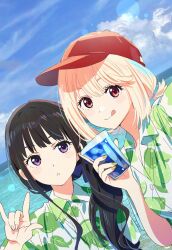 2girls baseball_cap black_hair blonde_hair closed_mouth commentary cup day dress_shirt hashtag-only_commentary hat highres holding holding_cup inoue_takina long_hair low_side_ponytail lycoris_recoil multiple_girls nishikigi_chisato ocean open_mouth outdoors purple_hair red_hair red_hat shirt short_hair sidelocks tokira_nozumi tongue tongue_out white_shirt