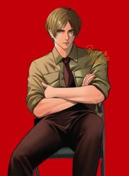 Rule 34 | 1boy, artist name, blue eyes, brown hair, brown pants, closed mouth, collared shirt, crossed arms, curtained hair, green shirt, highres, leon s. kennedy, looking to the side, male focus, necktie, pants, ranma88hita, red background, resident evil, resident evil 4, resident evil 4 (remake), shirt, short hair, simple background, sitting, solo