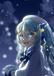 Rule 34 | 1girl, :d, aryuma772, blue bow, blue eyes, blue gloves, blue hair, blue neckwear, bow, braid, capelet, fortissimo, gloves, hair between eyes, hair bow, hair ornament, hairclip, hat, hatsune miku, highres, holding, long hair, musical note, musical note hair ornament, night, open mouth, outdoors, smile, snowflake hair ornament, snowing, solo, upper body, vocaloid, white capelet, white hat, yuki miku