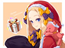 Rule 34 | 1girl, abigail williams (fate), alternate headwear, black dress, blonde hair, blue eyes, blush, bow, box, brown background, capelet, christmas, closed mouth, commentary request, dress, ears through headwear, fate/grand order, fate (series), forehead, fur-trimmed capelet, fur-trimmed headwear, fur trim, gift, gift box, hair bow, hands up, hat, heart, highres, hugging object, long hair, long sleeves, merry christmas, orange bow, outline, panco neco, parted bangs, polka dot, polka dot bow, purple bow, red capelet, red hat, santa hat, sleeves past fingers, sleeves past wrists, smile, solo, stuffed animal, stuffed toy, teddy bear, two-tone background, upper body, white background, white outline