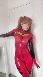 Rule 34 | 1girl, animated, ass shake, bedroom, blue eyes, bodysuit, brazilian (nationality), breasts, brown hair, cosplay, dancing, hairpods, highres, interface headset, lips, looking at viewer, medium breasts, memepantazis, neon genesis evangelion, photo (medium), plugsuit, red bodysuit, shiny clothes, solo, sound, souryuu asuka langley, souryuu asuka langley (cosplay), standing, tsundere, twintails, two side up, video, wide hips