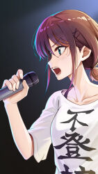Rule 34 | 1girl, black background, blue eyes, blush, breasts, brown hair, chinese commentary, clothes writing, collarbone, commentary request, girls band cry, hair between eyes, hair ornament, highres, holding, holding microphone, iseri nina, knightzzz, low twintails, medium breasts, microphone, open mouth, partial commentary, shirt, short hair, short sleeves, short twintails, solo, teeth, translation request, twintails, white shirt, x hair ornament