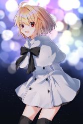 Rule 34 | 1girl, antenna hair, arcueid brunestud, arms behind back, black bow, black bowtie, blonde hair, blush, bow, bowtie, buttons, capelet, commentary request, dress, fur-trimmed capelet, fur trim, hair between eyes, looking at viewer, official alternate costume, open mouth, red eyes, short hair, smile, solo, tanka kikurage, thighhighs, tsukihime, tsukihime (remake), vampire, white capelet, white dress