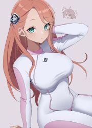 Rule 34 | 1girl, aida rayhunton, bellri zenam, bodysuit, breasts, campbell xx, chibi, chibi inset, closed mouth, gradient background, green eyes, grey background, gundam, gundam g no reconguista, hair ornament, hairpods, highres, large breasts, long hair, looking at viewer, orange hair, pilot suit, pink hair, simple background, skin tight, smile, solo, white background, white bodysuit