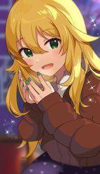 1girl :d blonde_hair blurry blurry_background brown_sweater depth_of_field fingernails green_eyes green_nails hair_between_eyes hands_up highres hoshii_miki idolmaster idolmaster_(classic) idolmaster_million_live! idolmaster_million_live!_theater_days inuyama_nanami long_hair long_sleeves looking_at_viewer nail_polish open_mouth smile solo sparkle sweater