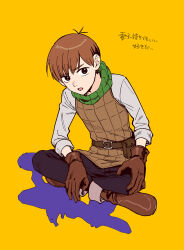 Rule 34 | 1boy, black pants, boots, brown eyes, brown footwear, brown gloves, brown hair, chilchuck tims, colored shadow, commentary request, crossed legs, dungeon meshi, fuji fujino, full body, gloves, highres, looking at viewer, male focus, open mouth, pants, shadow, shirt, simple background, solo, thick eyebrows, translation request, white shirt, yellow background