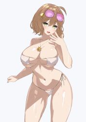 Rule 34 | 1girl, absurdres, ahoge, anis (nikke), anis (sparkling summer) (nikke), bare arms, bare shoulders, bikini, breasts, brown hair, cleavage, collarbone, contrapposto, cowboy shot, eyepatch bikini, eyewear on head, gluteal fold, goddess of victory: nikke, green eyes, hair ornament, hairclip, hand up, highres, jewelry, large breasts, looking at viewer, nakamura nagare, navel, necklace, official alternate costume, open mouth, short hair, side-tie bikini bottom, simple background, skindentation, smile, solo, standing, stomach, sunglasses, swimsuit, thighs, white background, white bikini