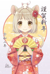 Rule 34 | 1girl, animal, animal ears, animal on head, blonde hair, blush, brown eyes, chinese zodiac, flower, folding fan, hair flower, hair ornament, hand fan, holding, holding fan, ibuki ena, japanese clothes, kimono, long sleeves, looking at viewer, mouse (animal), mouse ears, mouse girl, mouse tail, new year, obi, on head, original, sash, short hair, smile, solo, straight-on, tail, translation request, year of the rat